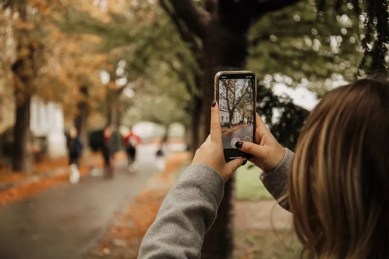 Você fotografa para lembrar ou por medo de esquecer? O que o celular revela sobre nossa ansiedade