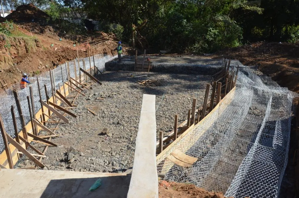 Obras antienchentes avançam no Jardim Palmeiras com construção de dissipador no córrego