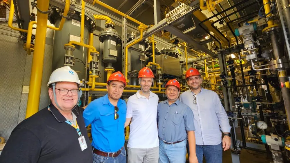 Luciano Reami, Jorge Vela, Patrick Schindler, Randy Julián Merlos Zamora e André Luis Alves Diogo no container de produção de biogás na ETE Franca I Fotos: Divulgação Sabesp