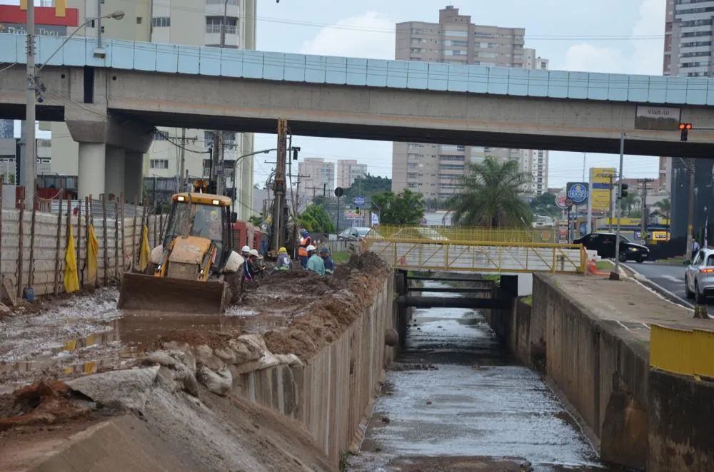 Obras no Córrego dos Bagres avançam com nova etapa de drenagem e alargamento
