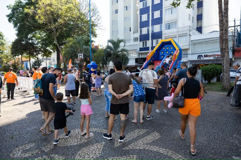 Dia das Crianças da ACIF reúne mais de mil pessoas em manhã de diversão na Praça Central