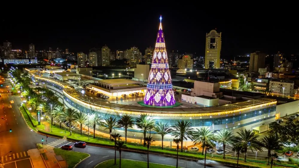 Ícone do Natal na cidade, árvore do RibeirãoShopping terá novos movimentos e efeitos em 2026 