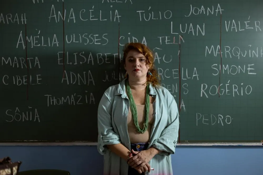 Espetáculo “Belmira” reflete sobre o medo e a resistência de educadores diante da violência escolar