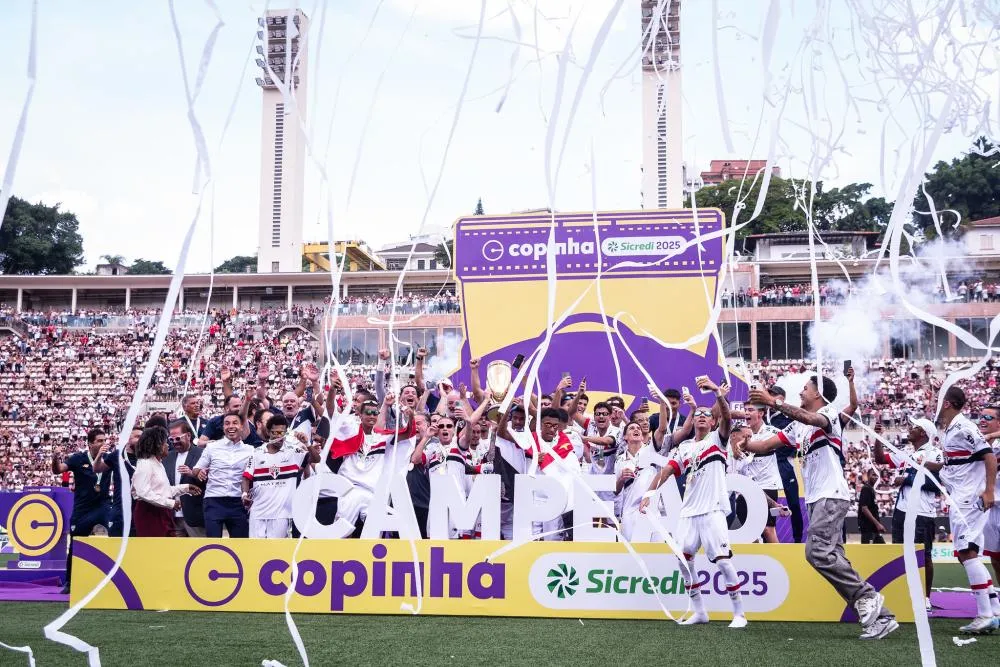 São Paulo vira sobre o Corinthians no Pacaembu e é pentacampeão