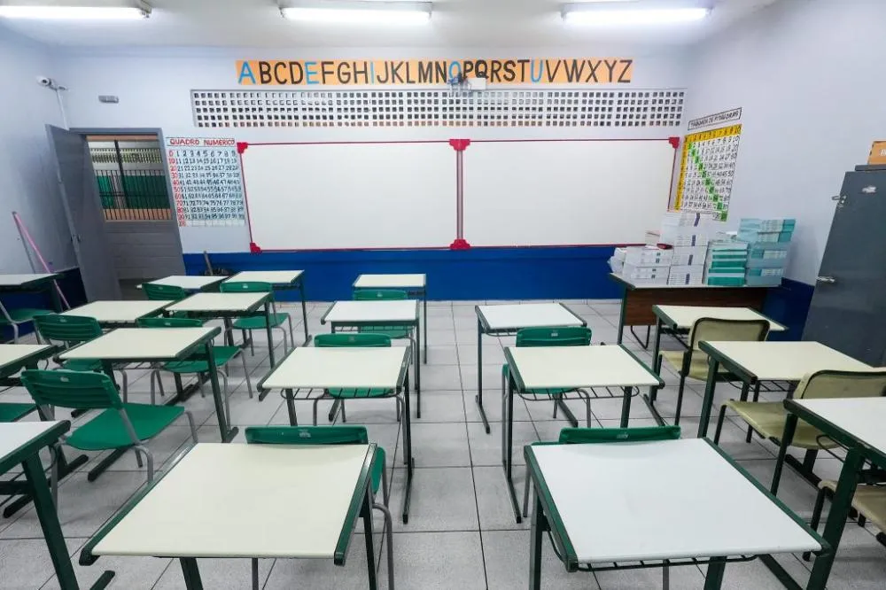 Volta às aulas: mais de 5 mil escolas recebem os alunos na segunda (3) com pintura nova