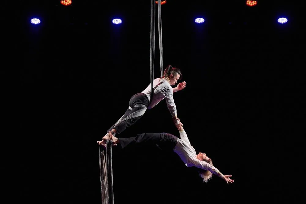 Espetáculo ‘Nós Não Andamos Sós’ une circo, música e poesia para contar histórias LGBTQIA+ no Teatro do Sesc Franca
