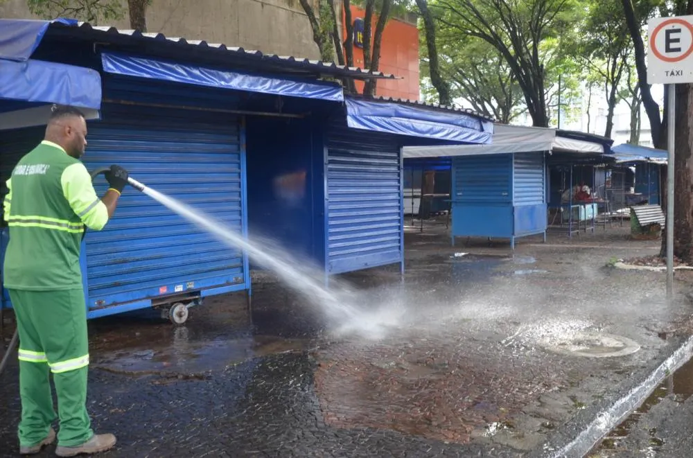 Praça Dom Pedro ganha nova cara com mutirão de limpeza