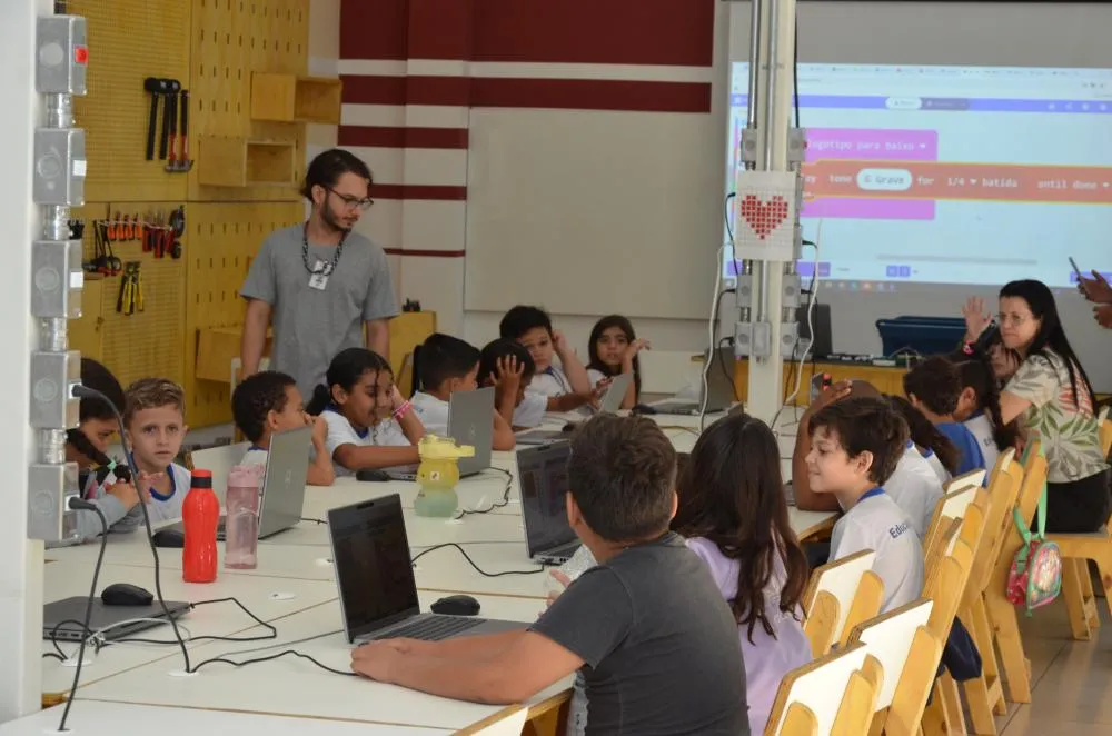 Espaço Maker estimula a criatividade de alunos da rede municipal