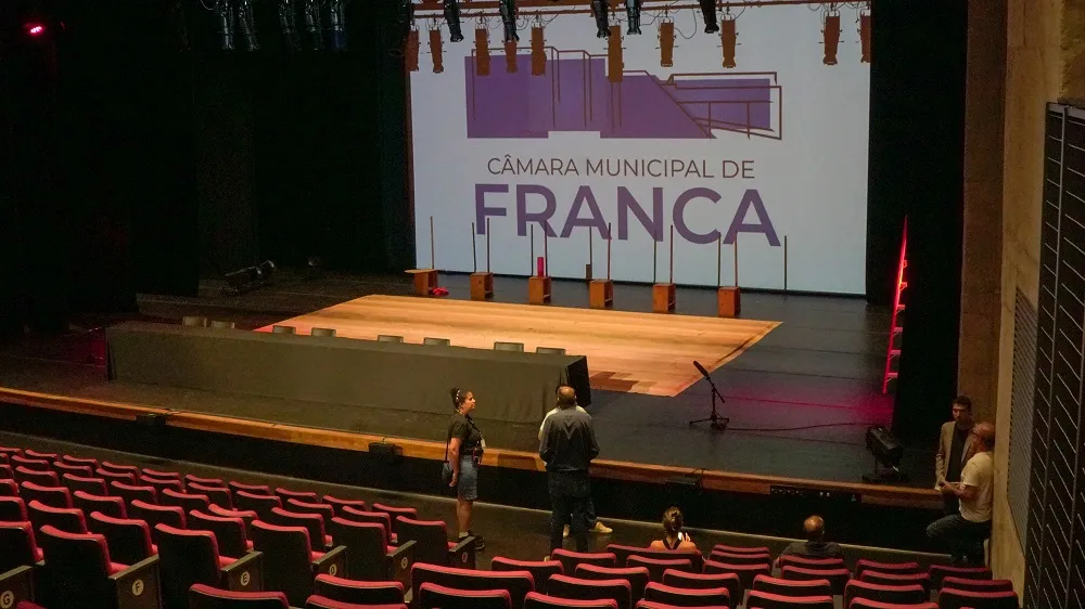 Câmara de Franca realiza sessão ordinária no teatro do SESC; presidente Daniel Bassi destaca inovação e parcerias