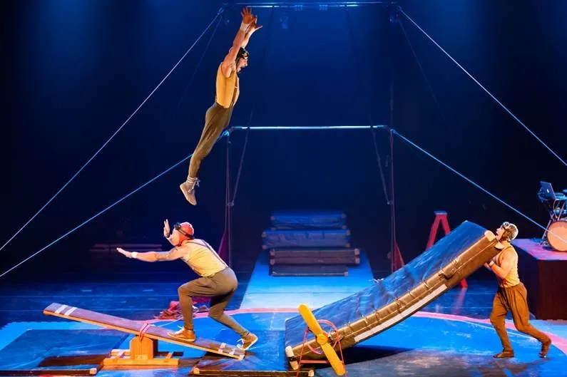 “VaiqueuVoo!” leva acrobacias aéreas e poesia circense ao palco do Sesc Franca