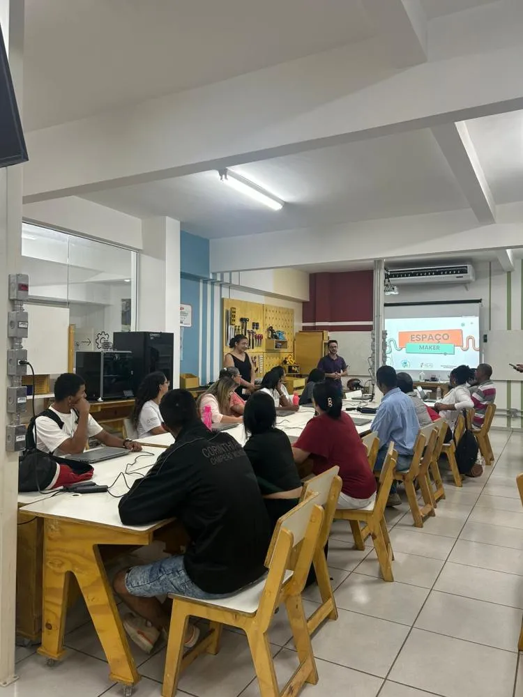 Alunos da EJA participam de aula de Robótica no Espaço Maker em Franca