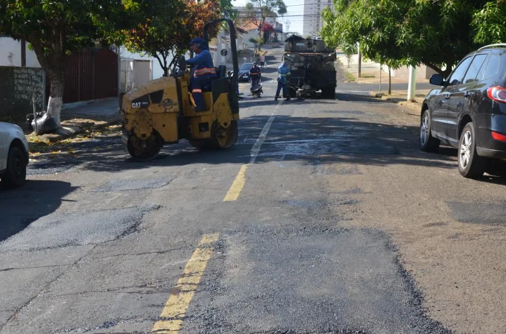 Regiões Sul e Oeste de Franca recebem serviços de tapa-buracos e sinalização viária
