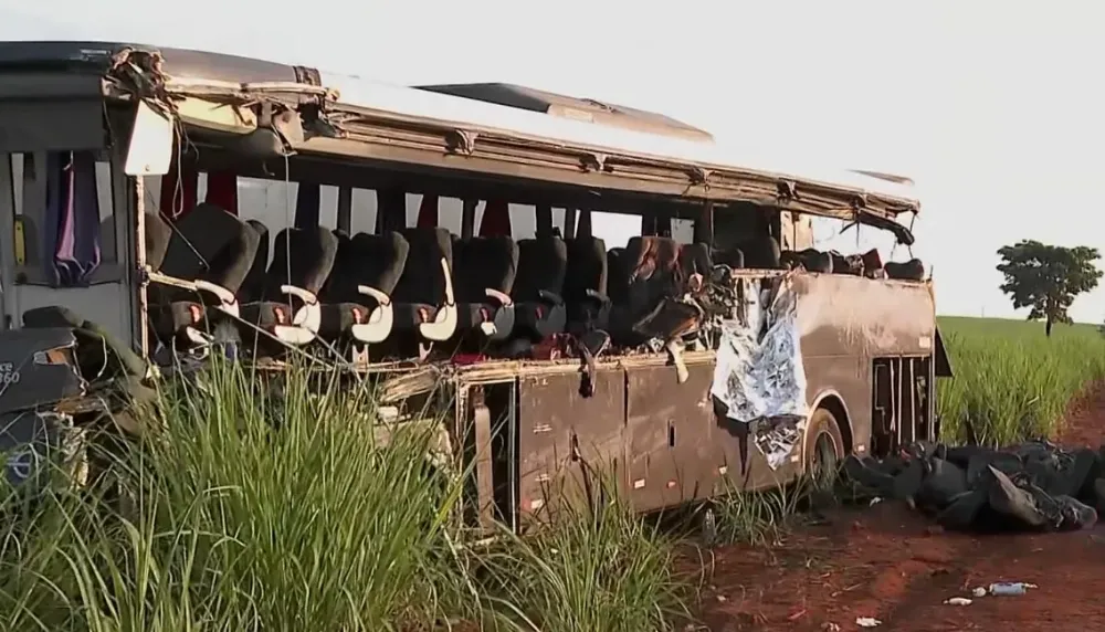 Tragédia na madrugada: acidente fatal envolve ônibus com universitários e carreta
