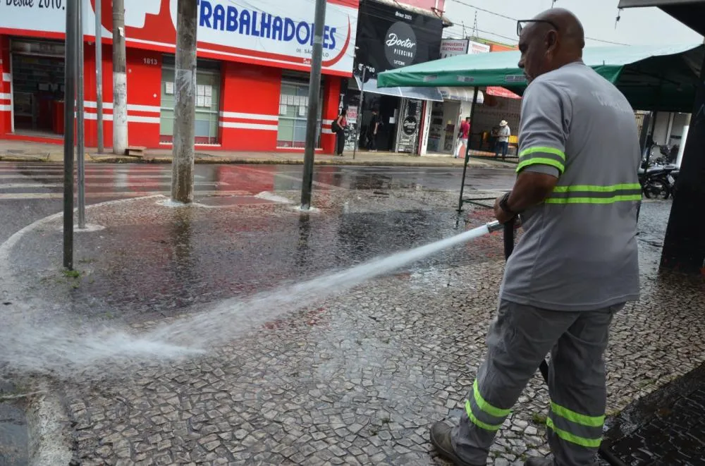 Secretaria de Meio Ambiente intensifica limpeza e higienização de praças públicas