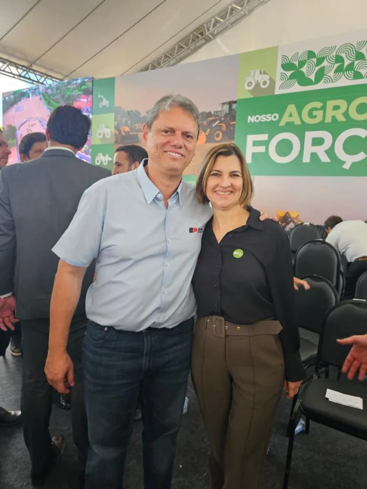 Deputada Delegada Graciela e governador Tarcísio entregam equipamentos agrícolas