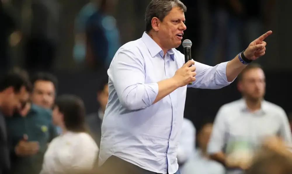 Justiça eleitoral absolve Tarcísio por acusações contra Boulos